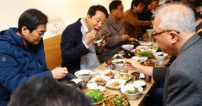 서울시 동행스토어 1호점 정담 개업...희망의 인문학 수료생 직접 영업