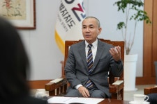 삭발은 강원도민 자존심 위한 배수진...5극3특 전략 차별 멈춰야 [로컬포커스 공공기관장을 만나다]