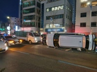 부산서 충돌한 차량이 반대편 차선으로 쓰러져 운전자 3명 경상