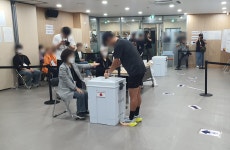 [르포]출근해야 하는데…투표 시작 전부터 줄 선 상도동 주민들