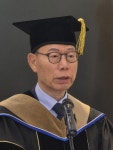 신라대 김영일 (주)해천 회장에 명예경영학박사 학위 수여