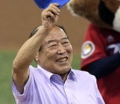'유일무이 4할 타자' 백인천 전 감독 뇌경색 악화로 위독... 응급실 긴급 이송