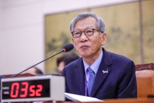 李대통령, '소장품 전시 논란' 유홍준 사직안 재가
