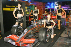 레이싱카 잘 빠졌네