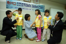 삼성화재, 특수학교에 안전조끼 전달