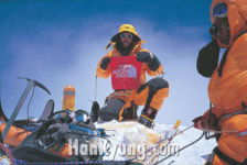 산악인 박영석, 한국인 최초 에베레스트 남서벽 등정 성공