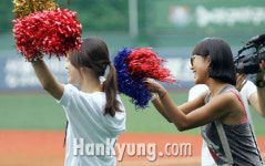 [포토] 이지혜-유리, 천하무적 야구단 힘내라!