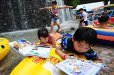 물장구 치며 독서 삼매경