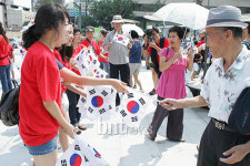 [포토]광화문광장, 어르신들, 오늘은 광복절예요!