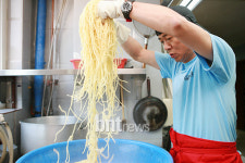 [포토]뜨거운 스파게티 면을 선우재덕이 직접! "아이들이 맛있어 하겠죠?"