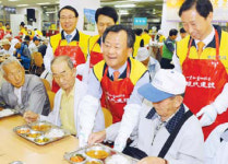 현대건설, 노인 초청 점심 제공