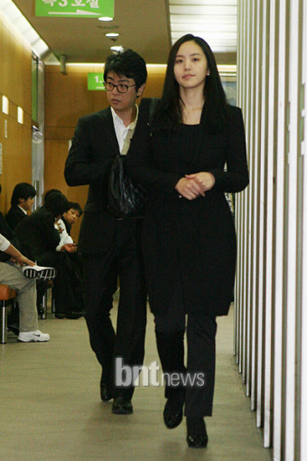 [bnt포토] 박지윤-최동석 부부 '안타까운 심정 감추지 못하며'