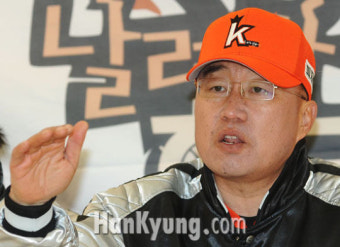 [포토] '날려라 홈런왕'  최동원 감독 