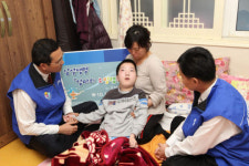 [한경과 함께하는 1기업 1나눔] 앞이 캄캄했던 희귀난치병 부모들에게 희망의 불빛