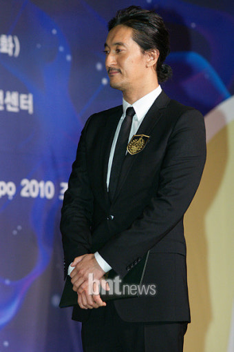 [포토] 홍보대사 위촉패 받는 신현준 '오늘은 올블랙 스타일'