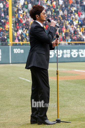 김태우, 프로야구 개막전서 '검은 정장' 애국가 부른 이유?
