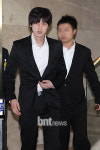 [포토] 수척한 모습으로 빈소를 떠나는 정민