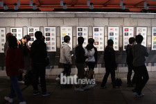 [포토] 발걸음을 멈추고 네일아트를 구경하는