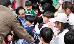 李대통령, 어린이들과 놀이하다 쿵…경호원들 깜짝