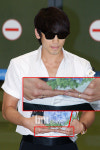 [포토] 비 양손 4번째 손가락에 낀 금반지와 은반지