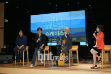 [포토] 플레이위드어스 기자간담회 하는 최고의 아티스트