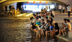 잠 못 이룬 밤…청계천이 좋아요