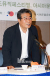 [포토] 기자간담회 시작 알리는 이병훈 추진단장