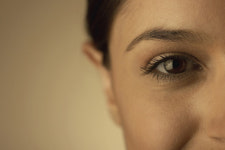 쌍꺼풀 수술 했는데 눈이 여전히 작아 보인다면? 눈썹 교정해야…