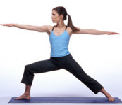 장시간 앉아 있는 직장인, 측면 전사자세 요가로 뱃살 줄여볼까?