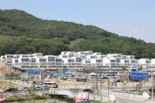 [그린ㆍ스마트 주거 혁명] 타운하우스 경사지 살려 훼손 최소화…골프 빌리지의 명품 조망