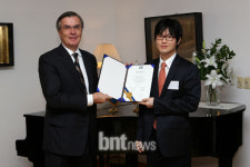 JK성형외과, 스웨덴대사로부터 감사패 수상