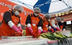 ㈜한화, 복지관 찾아 김장 행사 가져