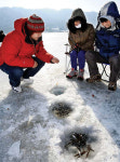 제철 맞은 빙어낚시