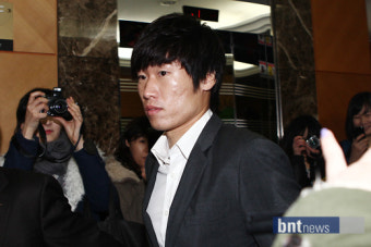 [포토] 박지성 대표팀 은퇴선언 '팬들 환호 속에 등장'
