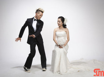 팝핀현준, 한복 입은 신부- 운동화 신은 신랑 '이색 웨딩사진' 화제!