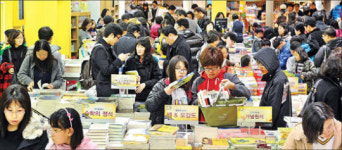 새학기 앞두고 북적이는 서점