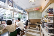 식당 음식값 상승으로 편의점 라면 매출 쑥