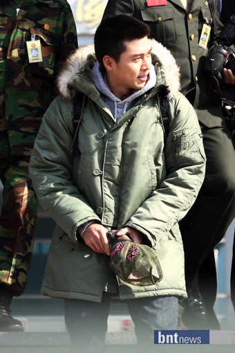 [포토] 현빈 해병대 입대 '자신감 넘치는 표정으로'