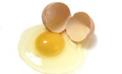 지성피부, 달걀흰자팩으로 피지잡고 모공 조인다!