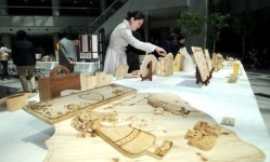 나무에 인두로 그림 그리는 ‘우드버닝’ 감상하세요