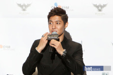 [포토] 김현중 입에 코르크 물고 발음 연습했어요