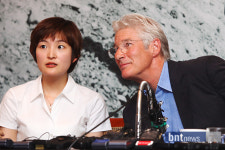 [포토] 질문을 다정스럽게 경청하는 리처드 기어