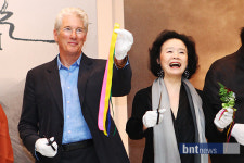 [포토] 리처드 기어의 장난에 미소 터트리는 영화배우 윤정희