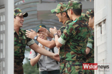 [포토] 붐 전역식, 미소로 후임병들의 배웅을