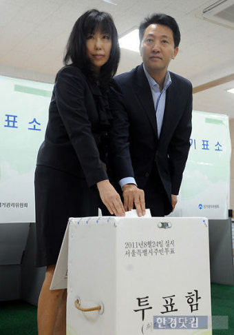 [포토] 무상급식 주민투표, '투표하는 오세훈 시장 내외'