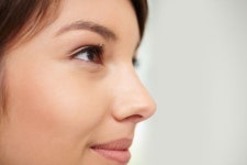 [김수신 박사의 예쁜 코 만들기 4] 콧등이 꺼진 코와 휜코, 퍼진 코