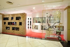 크리스찬 루부탱, 국내 첫 단독 매장 오픈