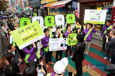 [포토] 가수 박재범, 서포터즈들과 길거리 홍보