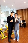 건강전도사 아놀드 홍, 몸짱주부 염미라와 ‘아놀드홍GYM’ 열었다