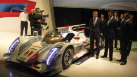 아우디, 르망24시 하이브리드카 달린다···R18 e-트론 레이싱카 최초 공개